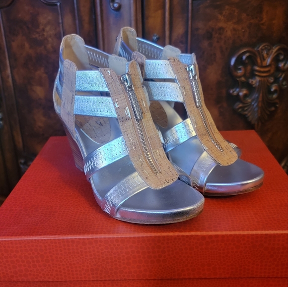 ‼️SOLD‼️🌟NIB🌟 Donald J Pliner Ginge-CD Wedge Sandal, Cork and Silver, Sz 6.5 - Picture 1 of 10